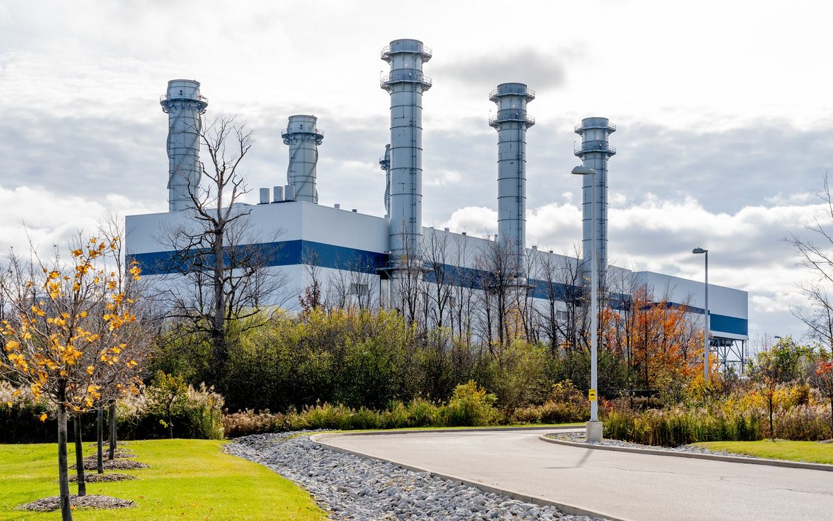 Natural gas power plant with exhaust stacks